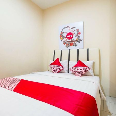Sentosa Guest House Pontianak Exterior photo